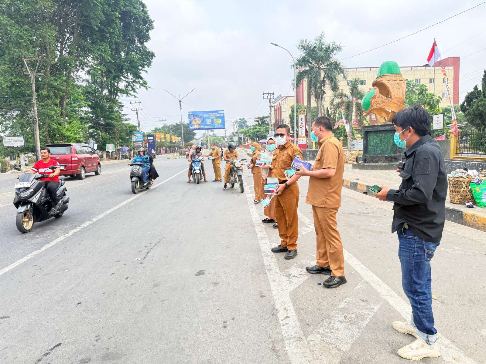 Dinas Kesehatan Kabupaten Sarolangun Bagikan Masker Antisipasi Dampak Kabut Asap